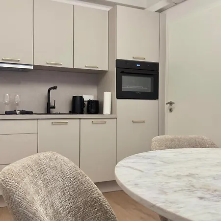 Ideale City-wohnung Mit 2 Schlafzimmern & Parking *