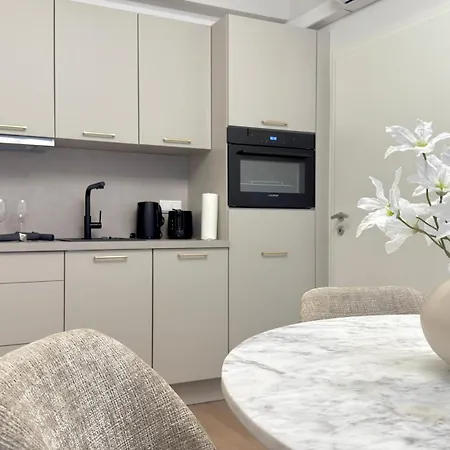 Ideale City-wohnung Mit 2 Schlafzimmern & Parking *