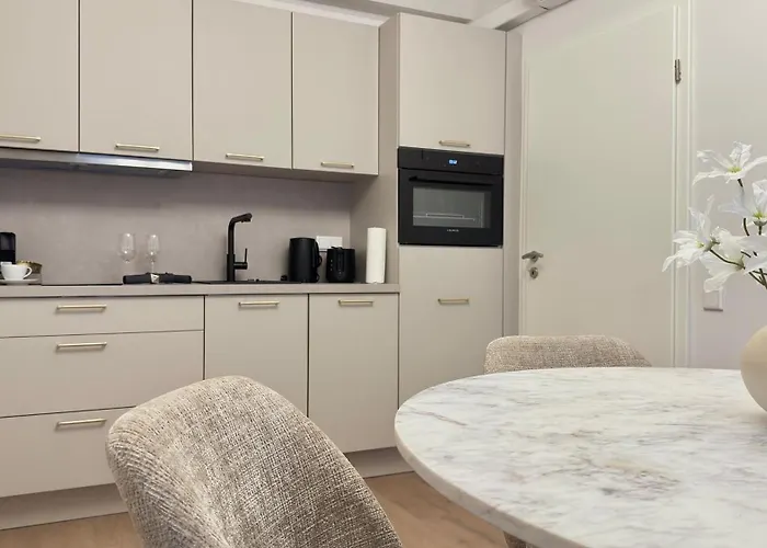 Ideale City-wohnung Mit 2 Schlafzimmern & Parking *